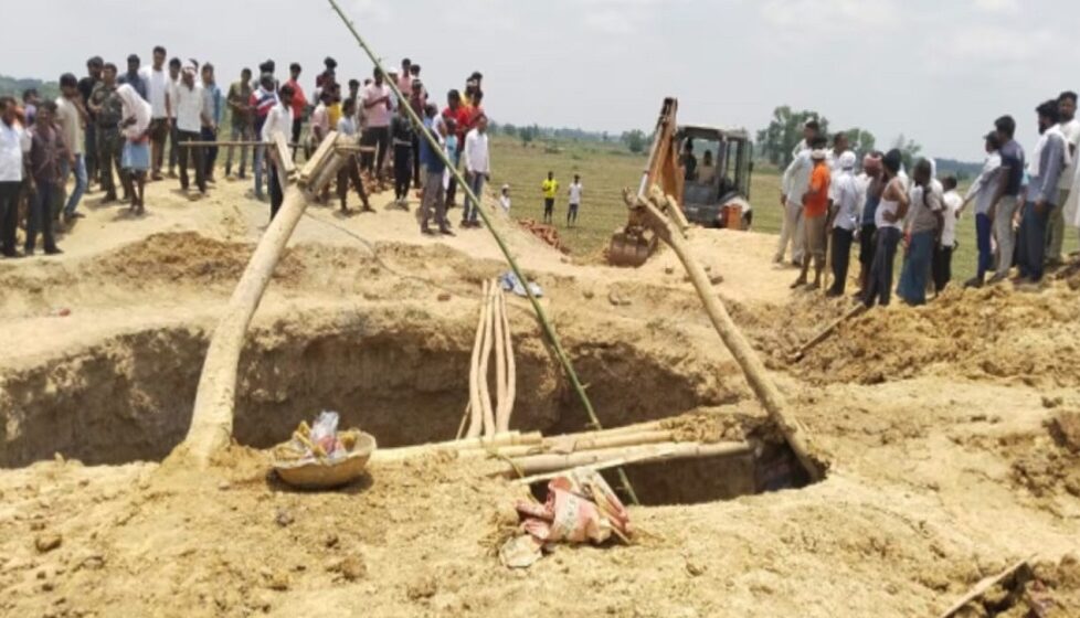 झारखंड के लोहरदगा में बड़ा हादसा, कुआं बनाने के लिए खुदाई के दौरान मिट्टी धंसने से चार लोग दबे